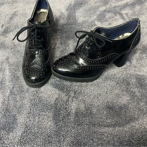 Dexflex Comfort black patent leather wingtip Oxford shoes. Festival